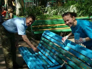 Сотрудники компании «Киевстар» совместно с жителями Николаева помогают подготовить зоопарк к новому сезону 