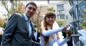 Олег и Юлия — молодожены, которые скрепили свой союз символическим замочком на «Влюбленном сердце»