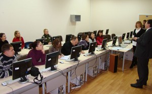 журналисты изучают работу колл-центра Киевстар