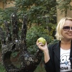 Журналист Юлия Сущенко позирует с памятником Стиву Джобсу