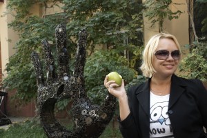 Журналист Юлия Сущенко позирует с памятником Стиву Джобсу