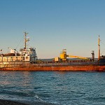 Сухогруз в море