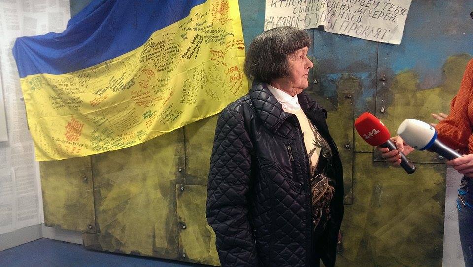 Мария Савченко на фоне инсталляции Узники