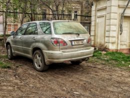 автомобиль припаркованный на уничтоженной траве в парке Шевченко