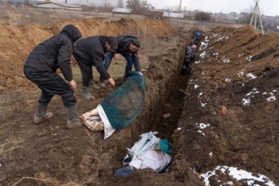 Общее захоронение погибших от обстрелов России граждан Мариуполя 